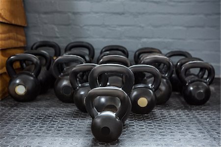 simsearch:6109-08397891,k - Kettlebells in the studio Photographie de stock - Premium Libres de Droits, Code: 6109-08397925