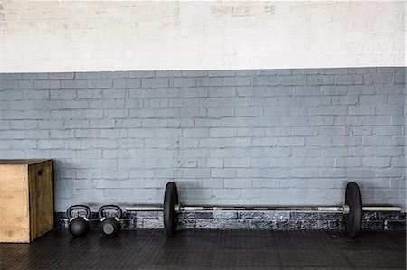 Weights on the studio floor Photographie de stock - Premium Libres de Droits, Code: 6109-08397931