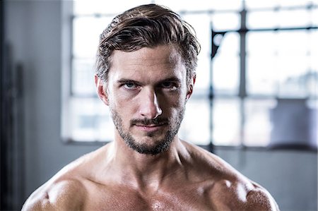 portrait sportif - Fit shirtless man looking at camera Photographie de stock - Premium Libres de Droits, Code: 6109-08398055