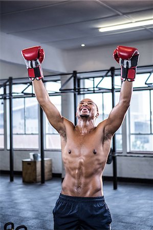 simsearch:6109-08397833,k - Fit shirtless man with boxing gloves Foto de stock - Royalty Free Premium, Número: 6109-08398125