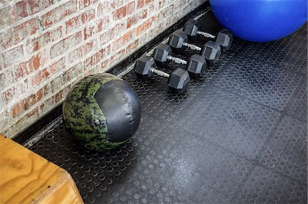 simsearch:6109-08397891,k - Exercise equipment in the studio Photographie de stock - Premium Libres de Droits, Code: 6109-08398139