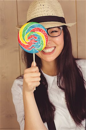 simsearch:6109-08690486,k - Pretty hipster with hat and lollipop Foto de stock - Sin royalties Premium, Código: 6109-08398330