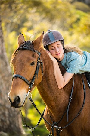 simsearch:6109-08398485,k - Happy woman hugging her horse Foto de stock - Sin royalties Premium, Código: 6109-08398491