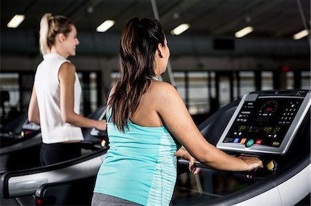 simsearch:6109-08398523,k - Pregnant woman on treadmill Foto de stock - Sin royalties Premium, Código: 6109-08398578