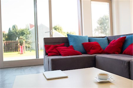 Stylish living room with couch and table Foto de stock - Sin royalties Premium, Código: 6109-08398789