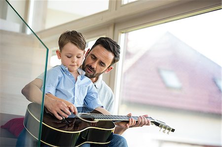 pères - Father teaching son to play guitar Photographie de stock - Premium Libres de Droits, Code: 6109-08398850