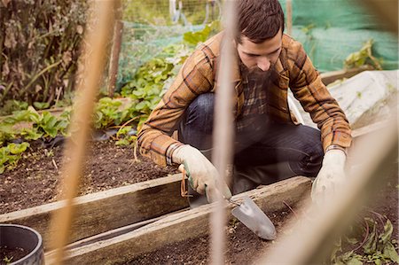 simsearch:6109-08398962,k - Portrait of man harvesting Fotografie stock - Premium Royalty-Free, Codice: 6109-08399005