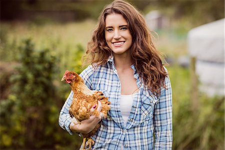 portrait animal - Smiling woman holding chicken Foto de stock - Sin royalties Premium, Código: 6109-08399037