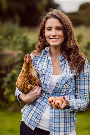 Woman holding chicken and egg Photographie de stock - Premium Libres de Droits, Code: 6109-08399038