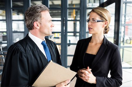 eyeglasses for female workers - Business people talking to each other Photographie de stock - Premium Libres de Droits, Code: 6109-08399267