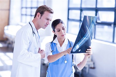 simsearch:6109-08488902,k - Medical team looking at x-ray together Stock Photo - Premium Royalty-Free, Code: 6109-08399351