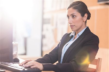 simsearch:632-01147813,k - Serious businesswoman working at her desk Photographie de stock - Premium Libres de Droits, Code: 6109-08399390