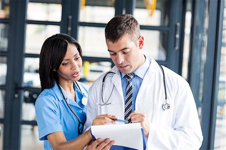 female doctor serious - Nurse and doctor looking at files Foto de stock - Sin royalties Premium, Código: 6109-08399303