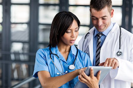 Nurse and doctor looking at a tablet Photographie de stock - Premium Libres de Droits, Code: 6109-08399308