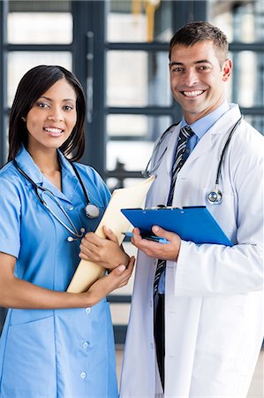 Nurse and doctor holding files Foto de stock - Sin royalties Premium, Código: 6109-08399325