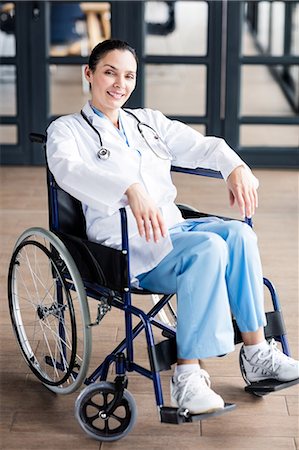 simsearch:6109-06006891,k - Doctor sitting in a wheelchair Stockbilder - Premium RF Lizenzfrei, Bildnummer: 6109-08399328