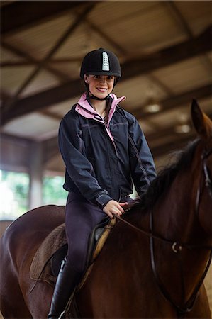 Female rider riding her horse Foto de stock - Sin royalties Premium, Código: 6109-08399478