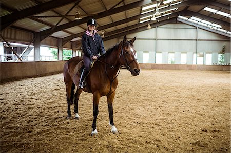 Female rider riding her horse Foto de stock - Sin royalties Premium, Código: 6109-08399479