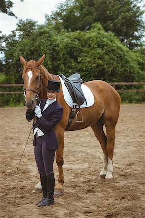 Female jockey leading her horse Photographie de stock - Premium Libres de Droits, Code: 6109-08399527