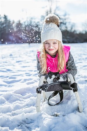 simsearch:6109-08481777,k - Cute girl playing with sled on a beautiful snowy day Foto de stock - Royalty Free Premium, Número: 6109-08481745