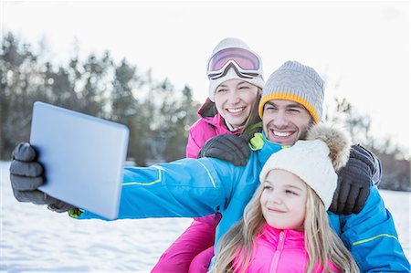 prendre - Familie taking selfie on a beautiful snowy day Photographie de stock - Premium Libres de Droits, Code: 6109-08481748