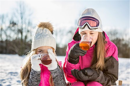 recouvert de neige - Mother and daughter drinking tea on a beautiful snowy day Photographie de stock - Premium Libres de Droits, Code: 6109-08481756