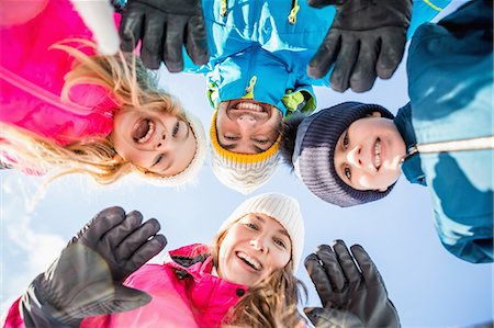 Family standing in a cirlce on a beautiful snowy day Foto de stock - Sin royalties Premium, Código: 6109-08481761