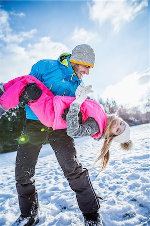 simsearch:6109-08481777,k - Father carrying his daughter on a beautiful snowy day Foto de stock - Royalty Free Premium, Número: 6109-08481784