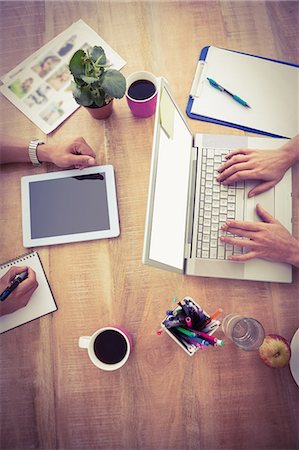 editar - Colleagues using laptop and taking notes in the office Foto de stock - Sin royalties Premium, Código: 6109-08488640