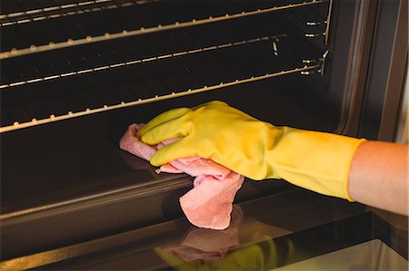 simsearch:6109-08488688,k - Person cleaning the oven at home Photographie de stock - Premium Libres de Droits, Code: 6109-08488688