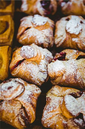 simsearch:6109-08488676,k - Close up view of cakes with jam at the bakery Foto de stock - Sin royalties Premium, Código: 6109-08488610