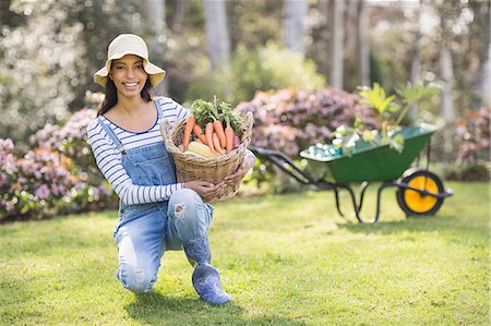 simsearch:649-07803606,k - Pretty gardener woman holding box of vegetables in garden Stockbilder - Premium RF Lizenzfrei, Bildnummer: 6109-08488958