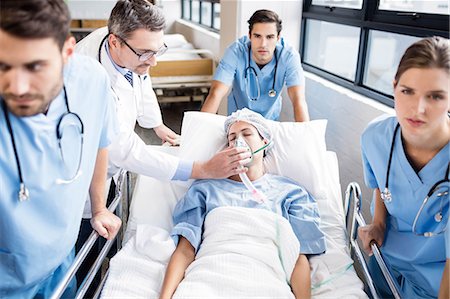 emergency - Medical team pushing patient on trolley at the hospital Foto de stock - Sin royalties Premium, Código: 6109-08488939