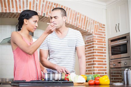 simsearch:6109-08488688,k - Smiling couple preparing vegetables in the kitchen at home Photographie de stock - Premium Libres de Droits, Code: 6109-08489057