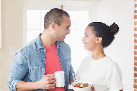 simsearch:649-07648559,k - Smiling couple eating breakfast together in the kitchen at home Foto de stock - Sin royalties Premium, Código: 6109-08489001