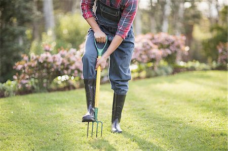 rechen - Gardener man pushing his fork in earth in the garden Stockbilder - Premium RF Lizenzfrei, Bildnummer: 6109-08489024