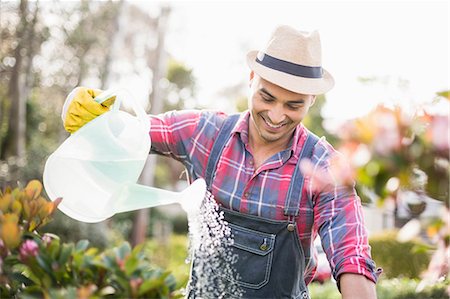 simsearch:6109-08398962,k - Gardener man watering plants in the garden Fotografie stock - Premium Royalty-Free, Codice: 6109-08489151