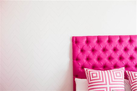 simsearch:6109-08489796,k - Close up of pink bedroom Photographie de stock - Premium Libres de Droits, Code: 6109-08489197