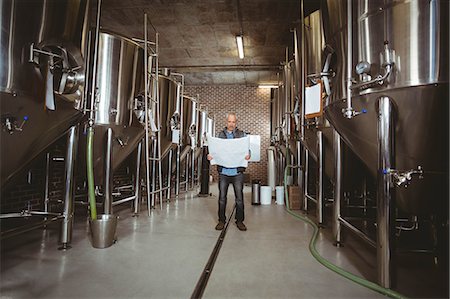 simsearch:6109-08489287,k - Local brewer standing in the plant at the local brewery Foto de stock - Sin royalties Premium, Código: 6109-08489284