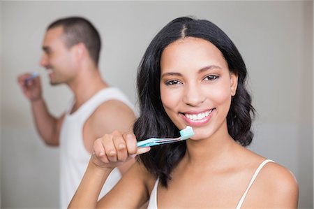 simsearch:6109-08435552,k - Couple brushing teeth in front of mirror in bathroom Fotografie stock - Premium Royalty-Free, Codice: 6109-08489204