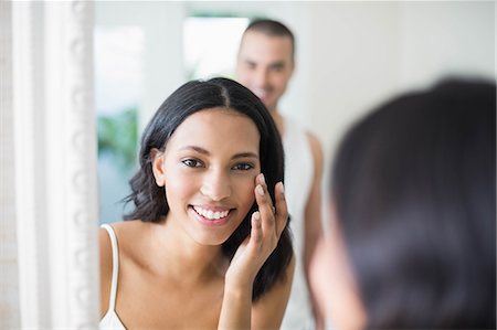 simsearch:6109-08435552,k - Smiling couple looking at mirror in bathroom Fotografie stock - Premium Royalty-Free, Codice: 6109-08489209