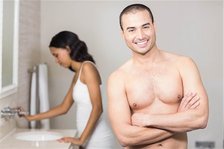 simsearch:6109-08435552,k - Smiling couple looking at mirror in bathroom Fotografie stock - Premium Royalty-Free, Codice: 6109-08489217