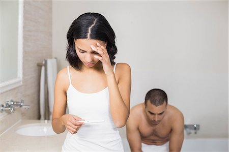 simsearch:6109-08435552,k - Frustrated couple having a positive pregnancy test in bathroom Stockbilder - Premium RF Lizenzfrei, Bildnummer: 6109-08489225