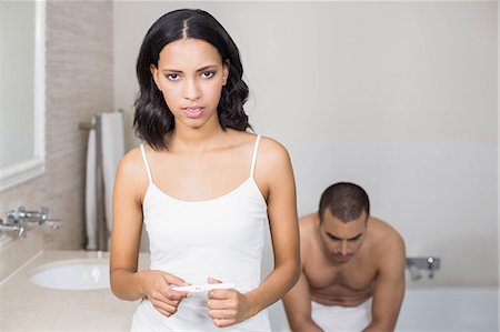 simsearch:6109-08435552,k - Frustrated couple having a positive pregnancy test in bathroom Stockbilder - Premium RF Lizenzfrei, Bildnummer: 6109-08489226