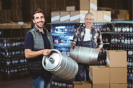 Team of brewers working together at the local brewery Foto de stock - Sin royalties Premium, Código: 6109-08489397