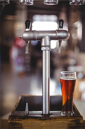 simsearch:6109-08489454,k - Beer taps and pint at the local brewery Stock Photo - Premium Royalty-Free, Code: 6109-08489327