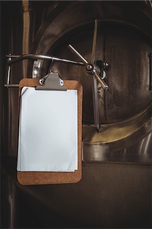 simsearch:6109-08489655,k - Clipboard beside large vat at the local brewery Foto de stock - Royalty Free Premium, Número: 6109-08489328