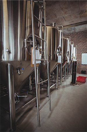 simsearch:6109-08489628,k - Large steel vats for beer at the local brewery Foto de stock - Royalty Free Premium, Número: 6109-08489451