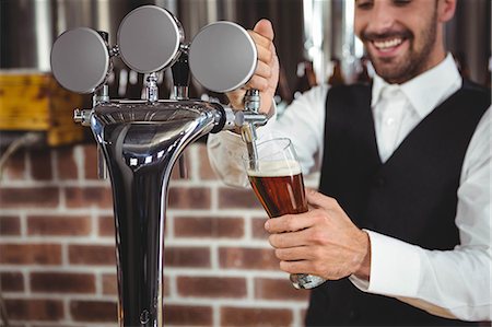simsearch:6109-08394900,k - Barman pouring beer in a pub Foto de stock - Royalty Free Premium, Número: 6109-08489490