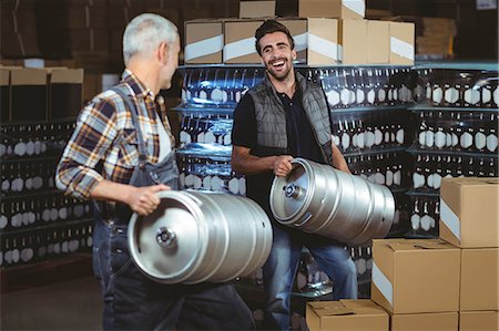 Team of brewers working together at the local brewery Foto de stock - Sin royalties Premium, Código: 6109-08489400